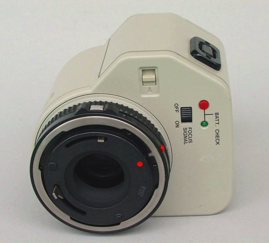 Canon AF Vario-Objektiv Rückseite - oben rechts die Fokustaste (Foto: Harald Schwarzer)
